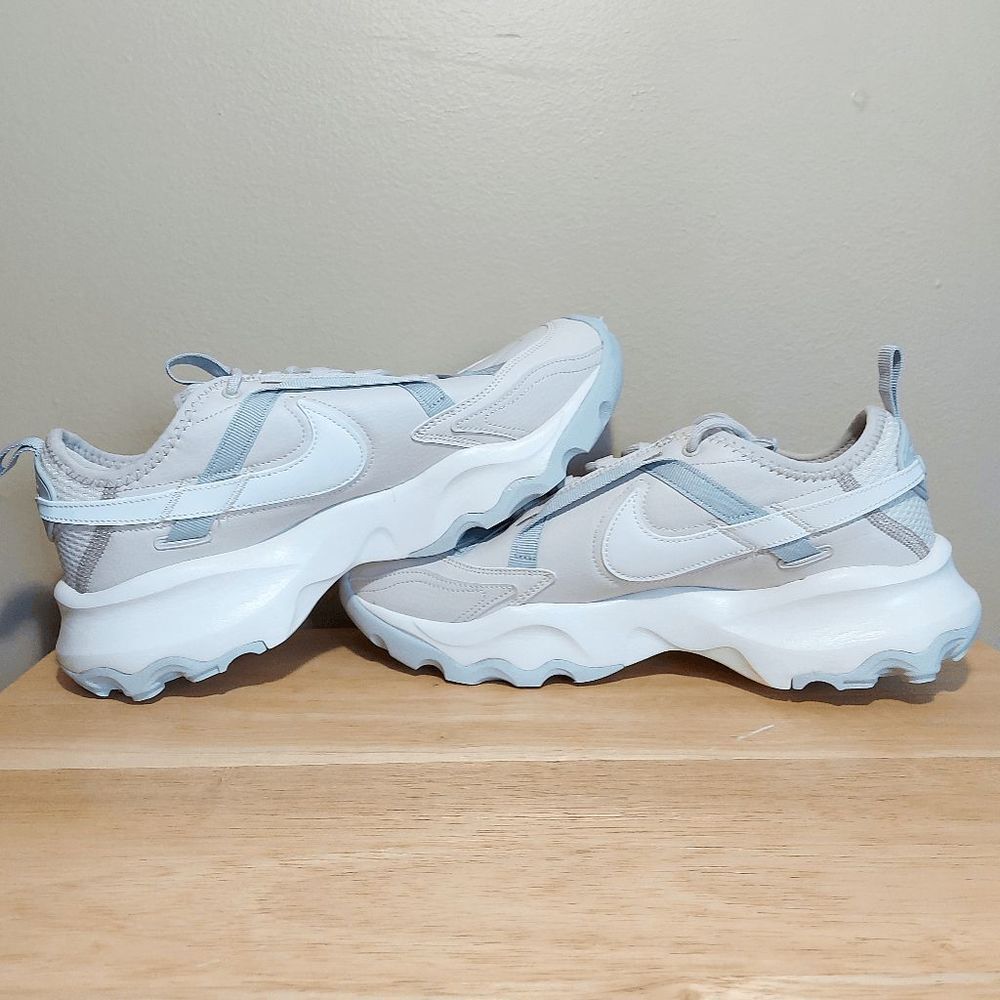 Nike TC 7900 Shoes Sail Light Orewood Taupe DD9682-102 Women's Size 9 - Picture 4 of 7